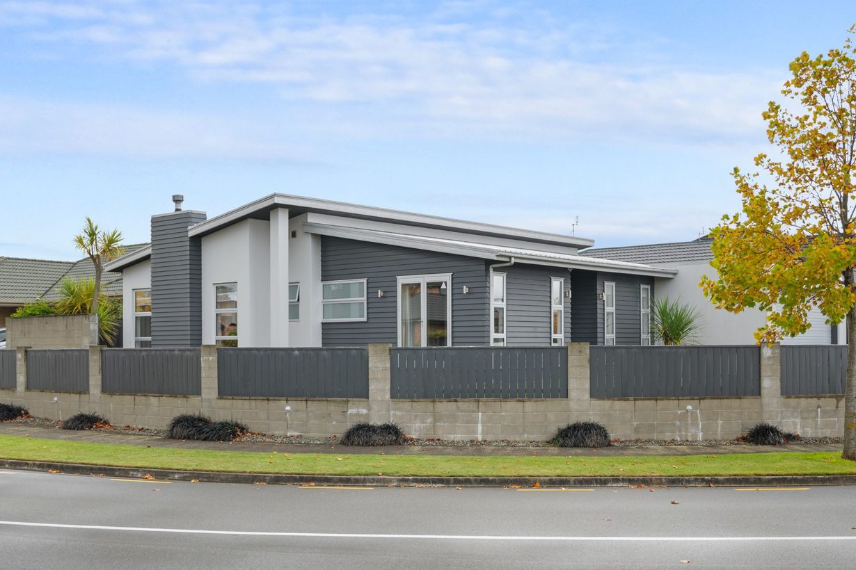 16 Eaglesome Avenue, Aidanfield | Room for rent (with private Bathroom)| $250/week
