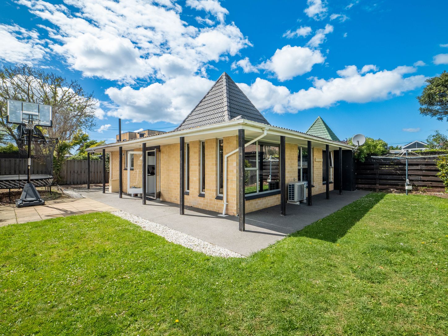 2/31 Taylors Avenue, Fendalton | 3 Bedroom 2 Bathroom | $750/week